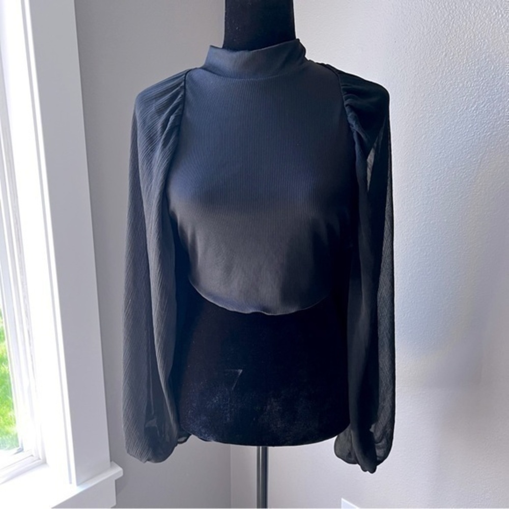 💚Zara cropped long sleeve open back blouse size large
